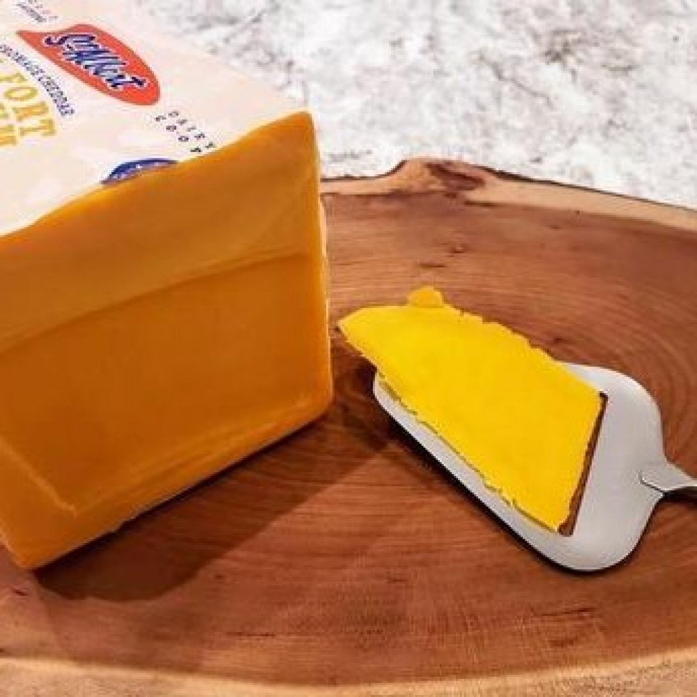 Fresh Cut St. Albert's Medium Cheddar - per lb